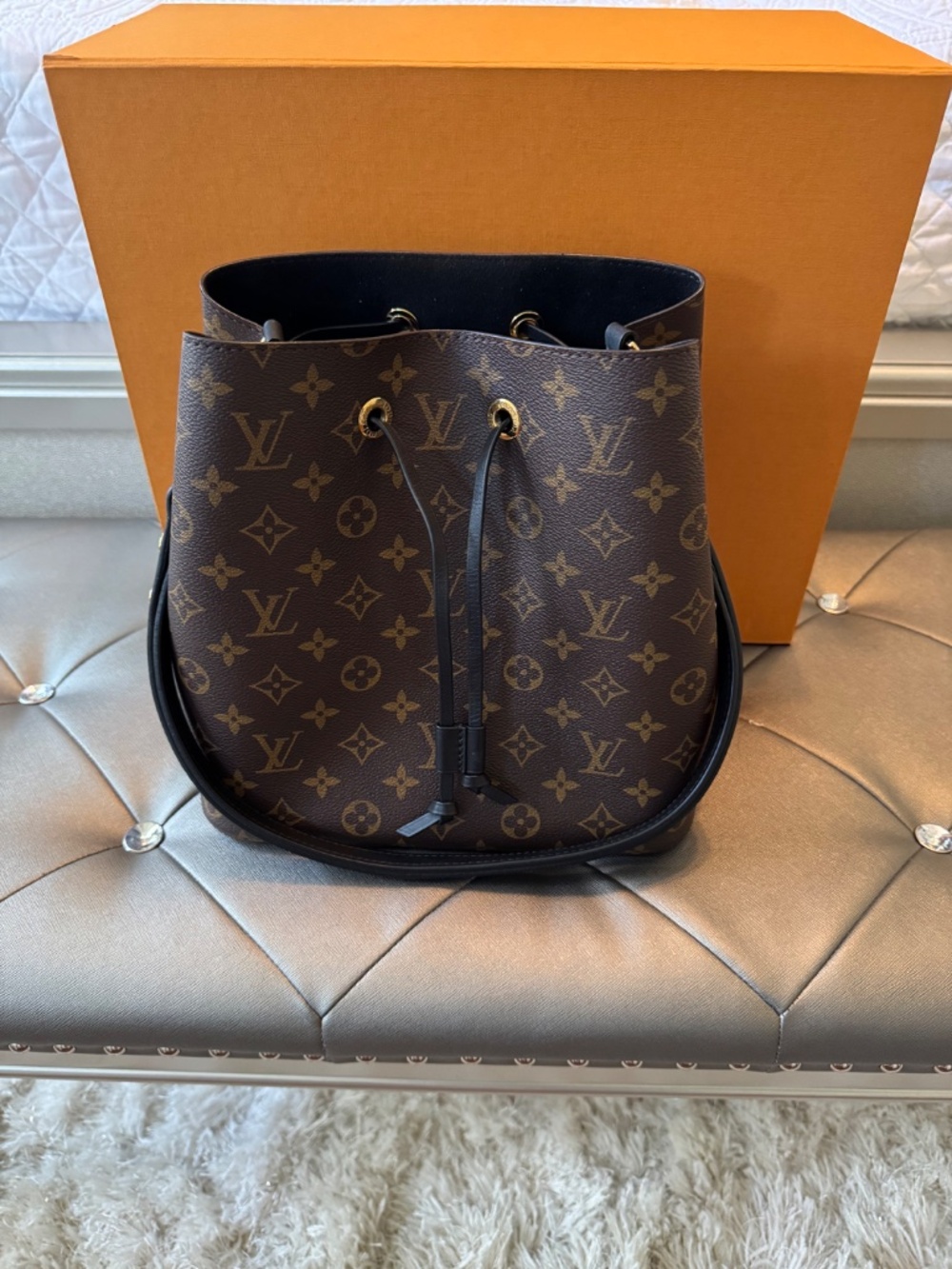 Louis Vuitton (LV) NéoNoé MM Handbag - Picture 5 of 14